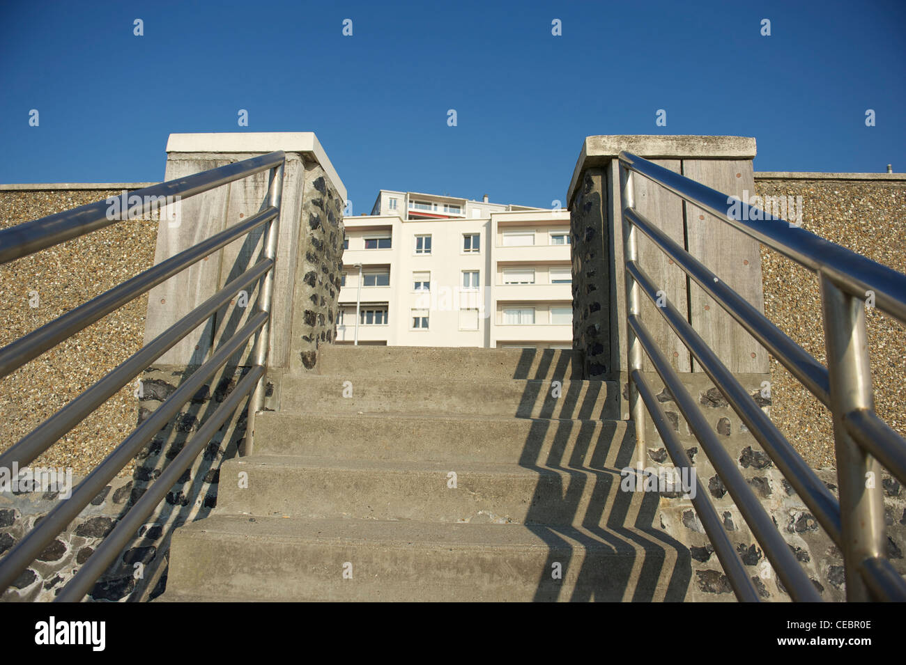 Accesso alla spiaggia con il moderno Holiday condos presso la spiaggia di Le Havre sulla Senna estuario in Normandia, Francia Foto Stock