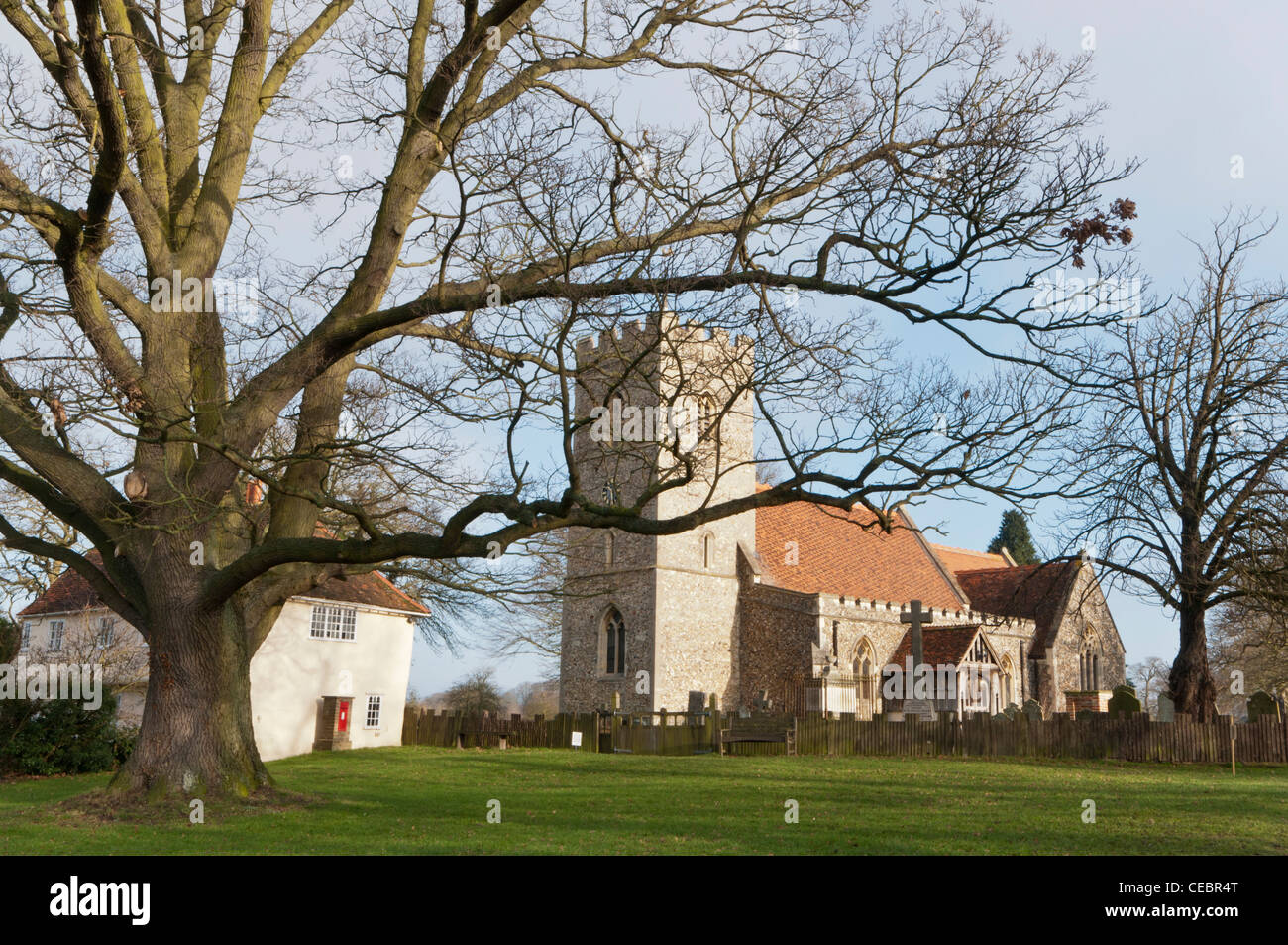 Santa Maria Vergine Chiesa, Matching, Essex, Inghilterra con il banchetto di nozze stanza a sinistra Foto Stock