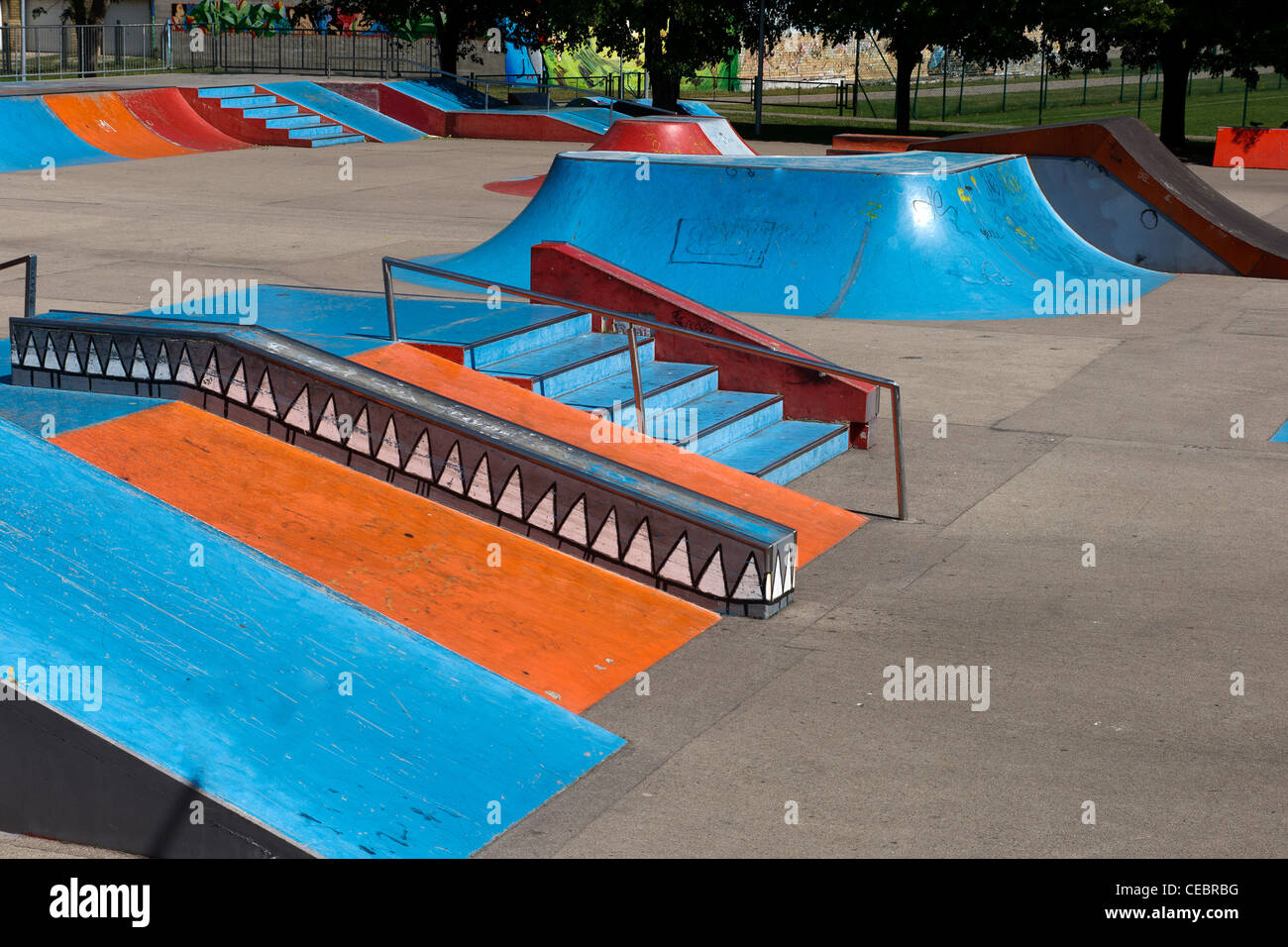 Un vuoto skate park con rampe e altri elementi Foto Stock