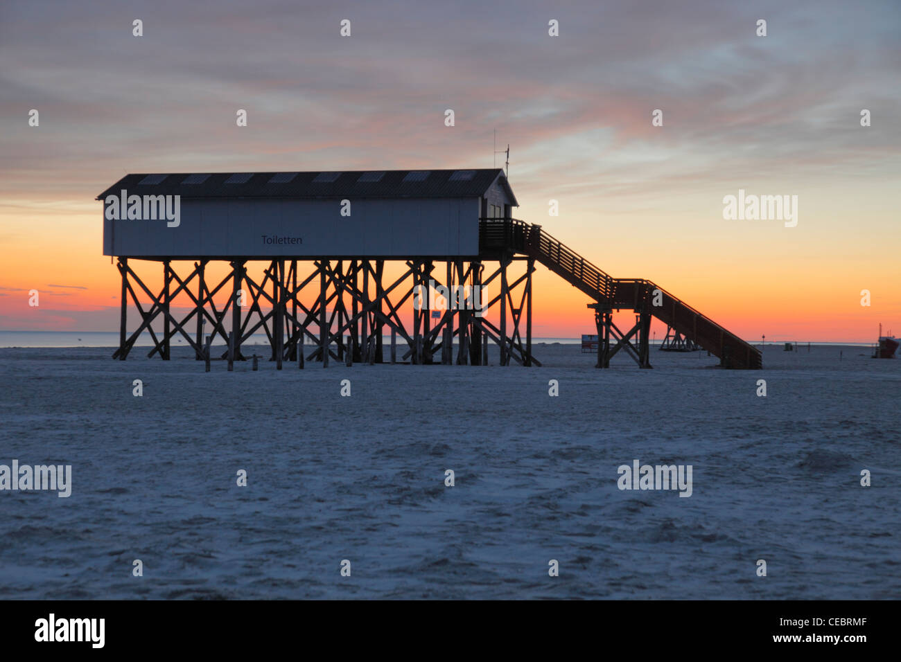 Servizi igienici costruito su palafitte sulla San Peter-Ording beach, Germania Foto Stock