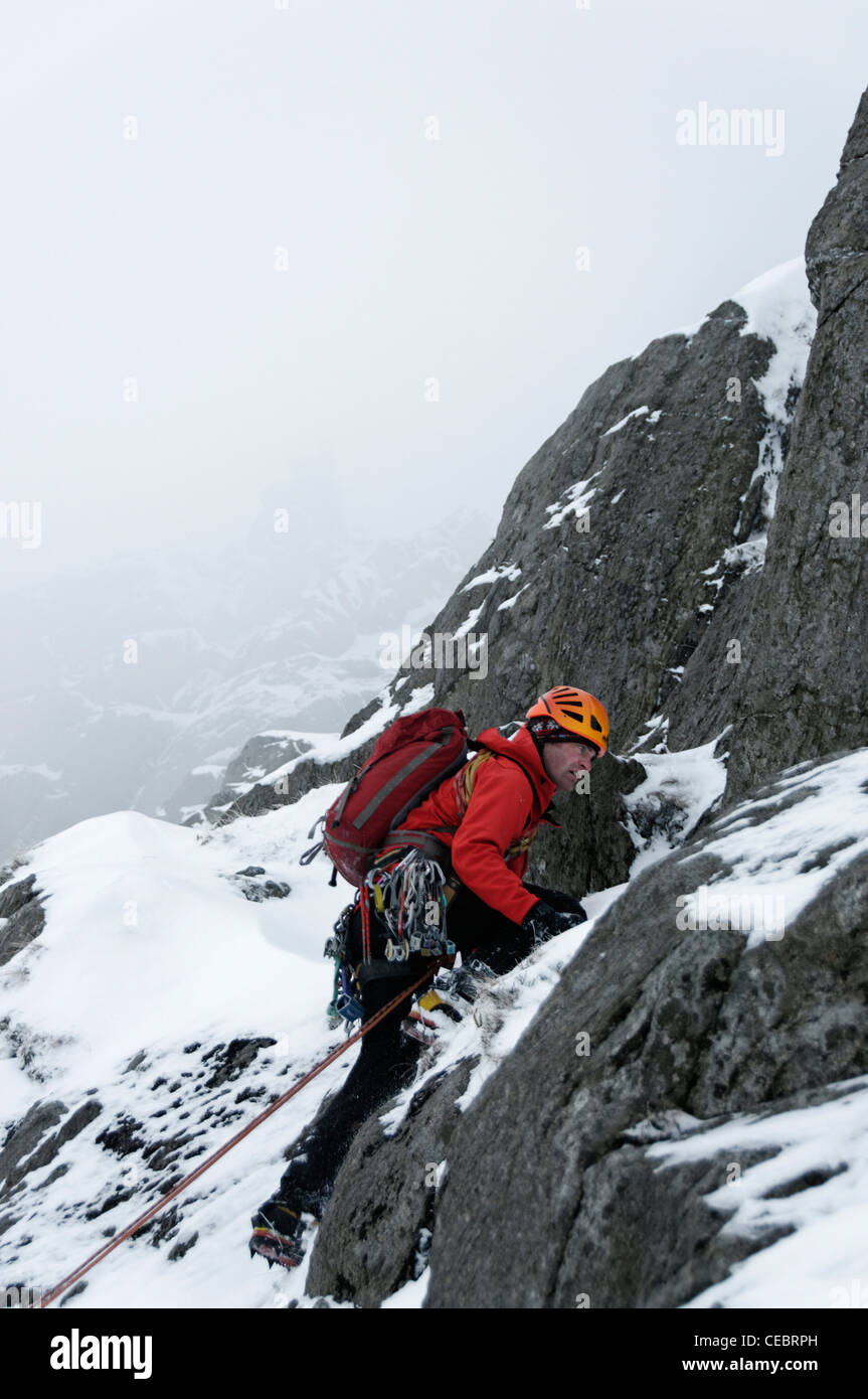 Inverno arrampicata sul FACH Glyder Snowdonia Foto Stock