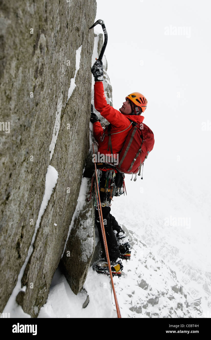 Inverno arrampicata sul FACH Glyder Snowdonia Foto Stock