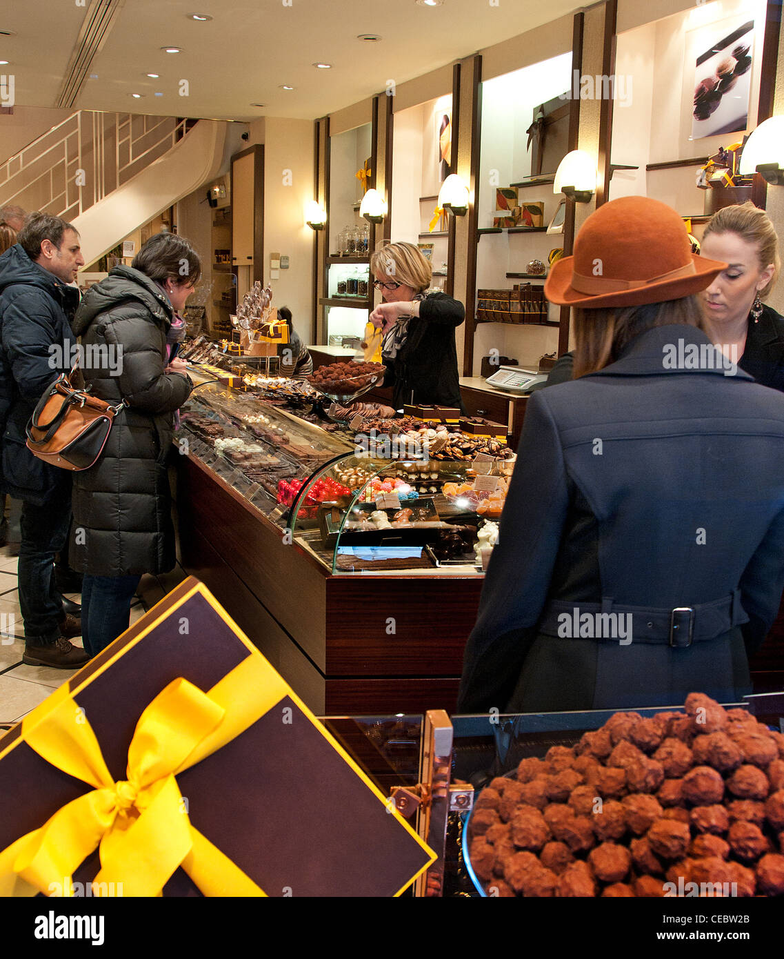 Il cioccolato - Il cioccolato Michel Cluizel Rue Saint Honore Paris Francia - Francese Foto Stock