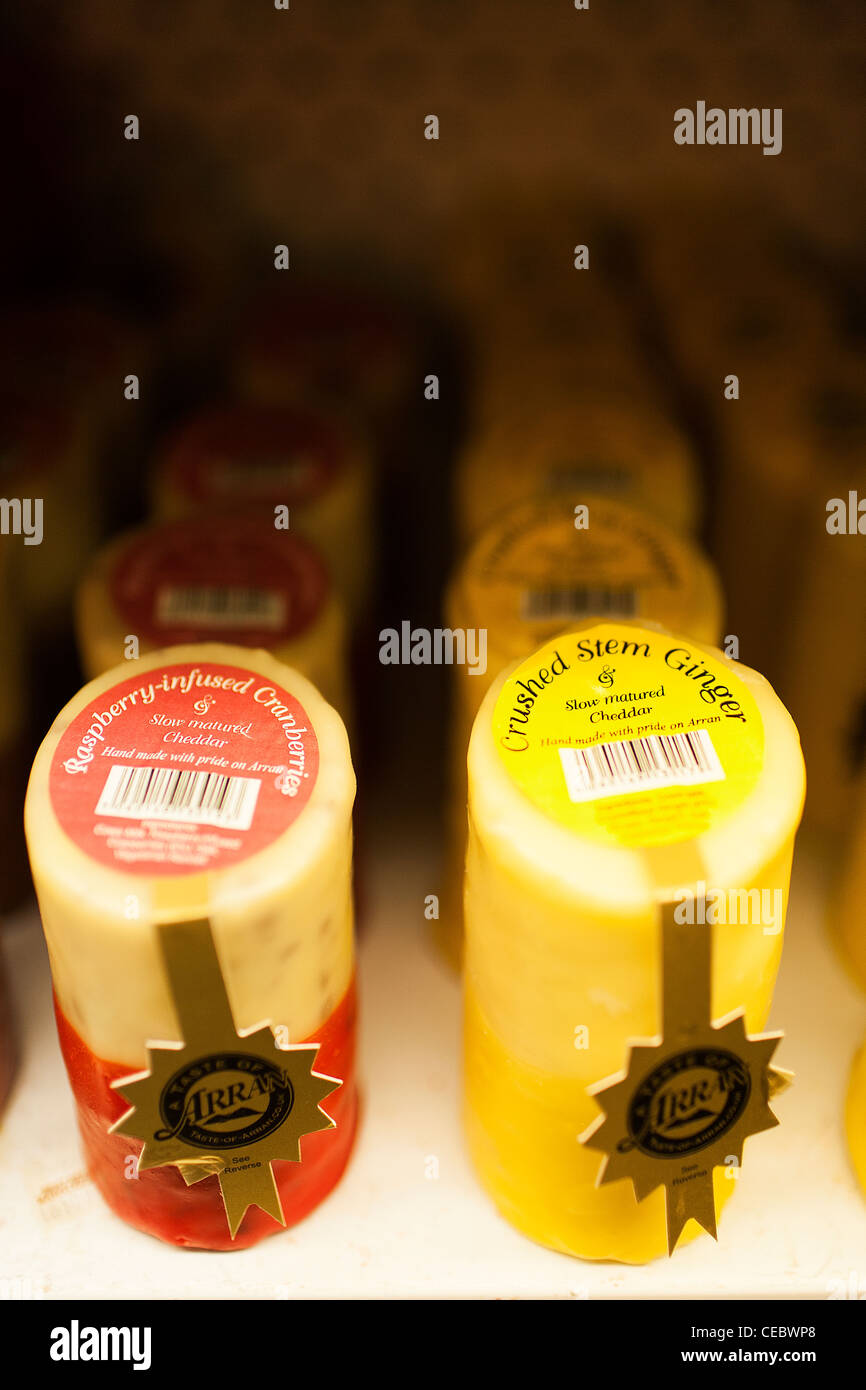 I formaggi locali sul display per la vendita all'isola di Arran Distillery a Lochranza sull'isola di Arran. Foto Stock