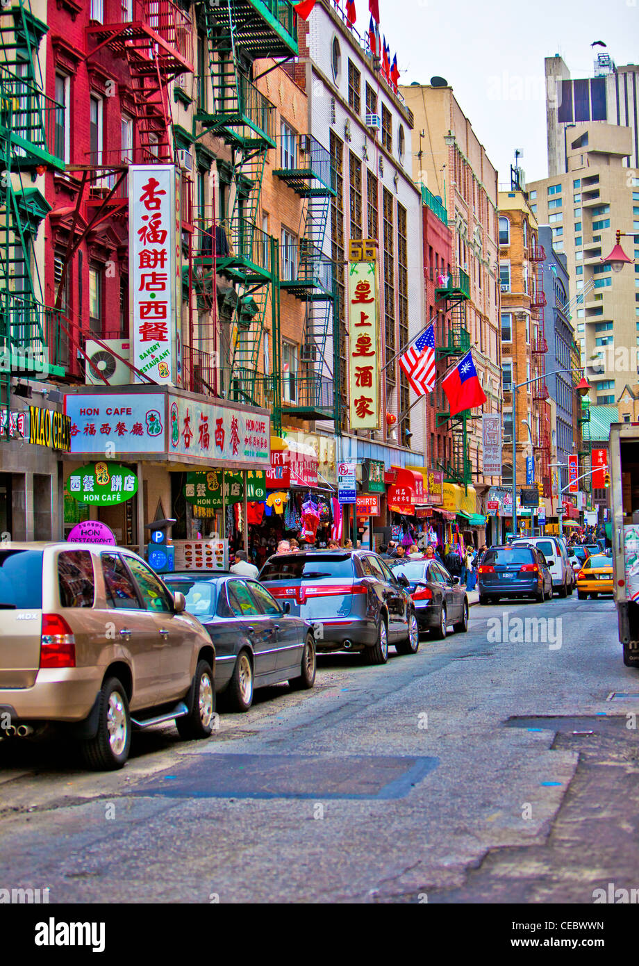 NEW YORK - 18 aprile: Street a New York la famosa Chinatown lungo la East Broadway su Aprile 18th, 2011 a New York, NY, STATI UNITI D'AMERICA. Foto Stock