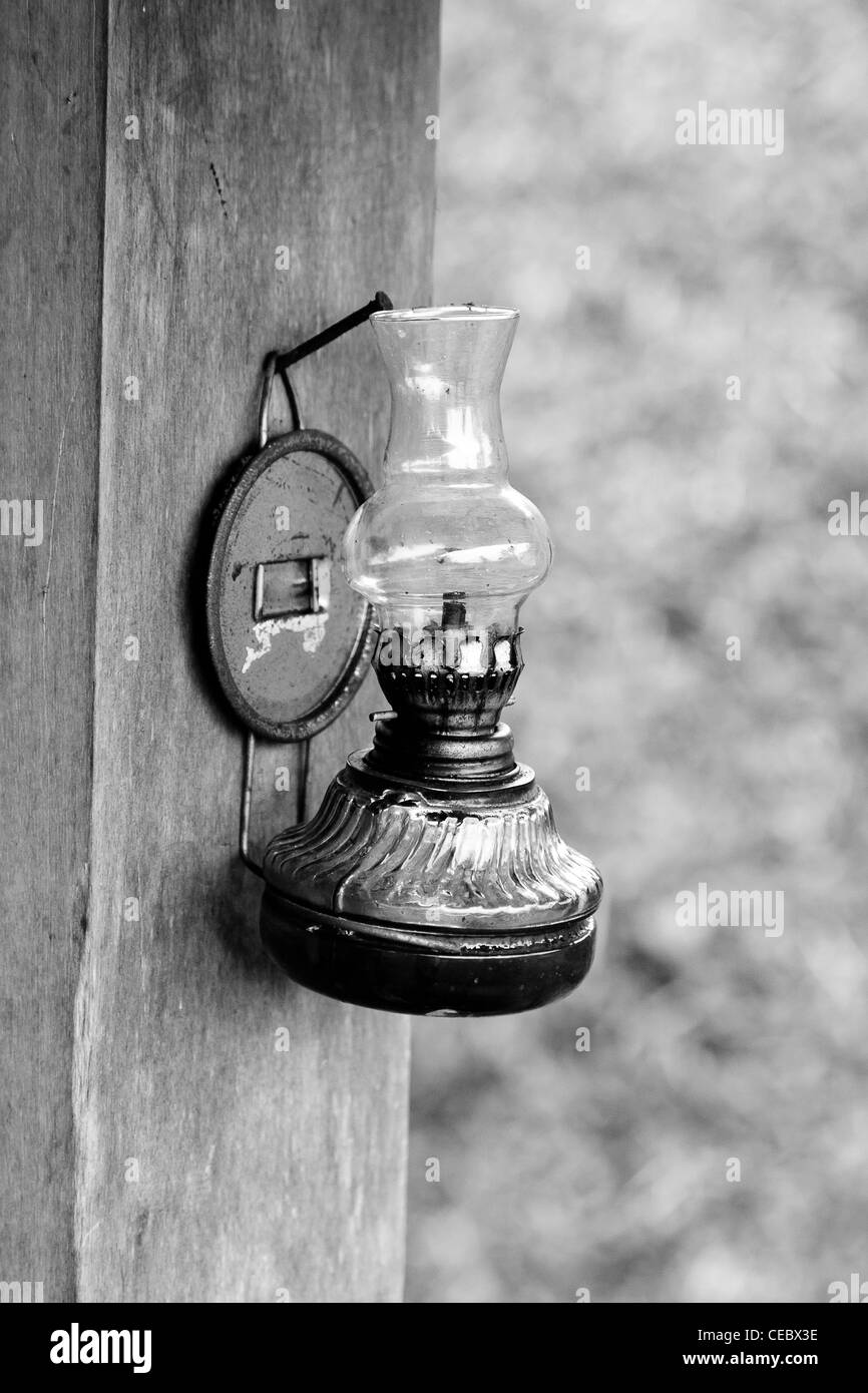 Un bianco e nero di un tradizionale lanterna di olio Foto Stock