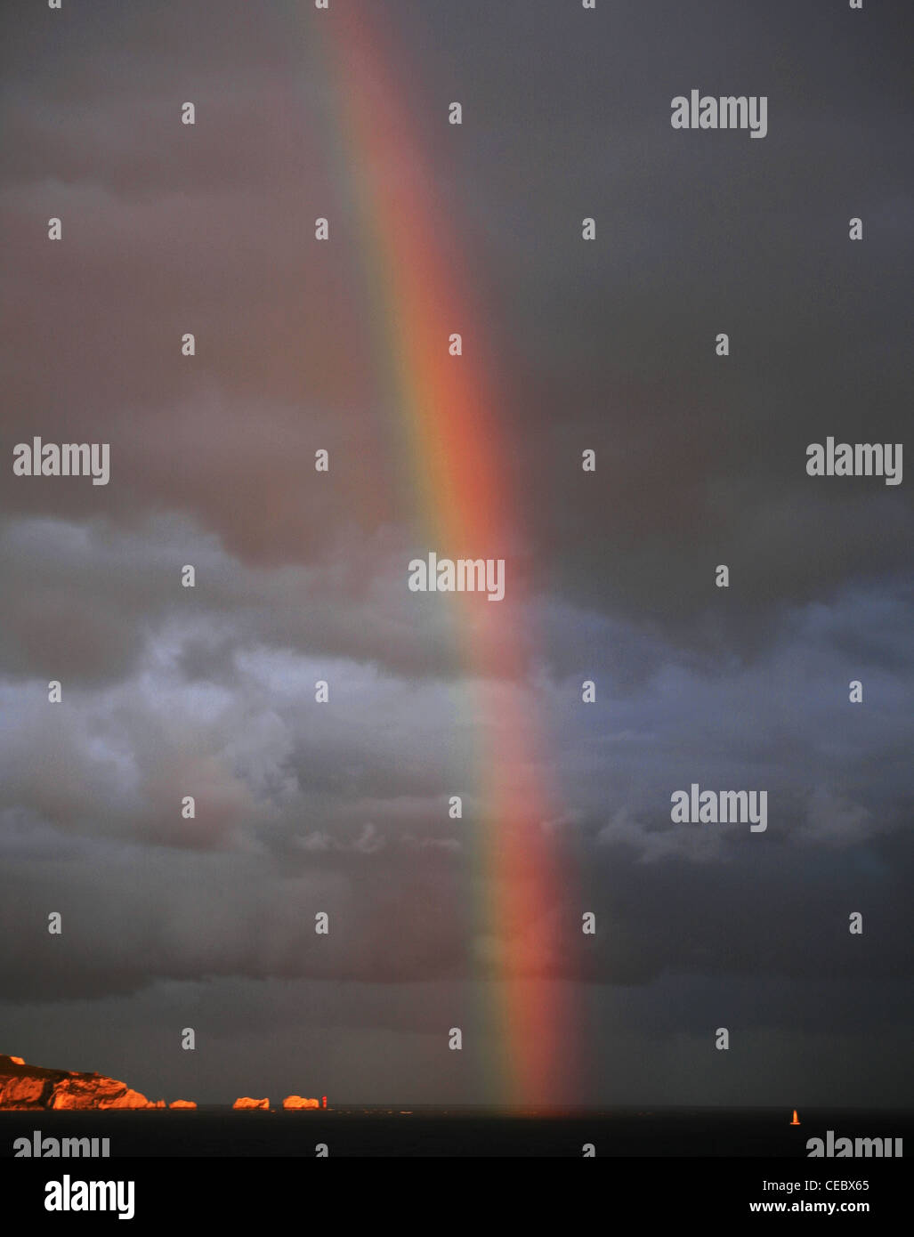 Rainbow al di sopra degli aghi al crepuscolo Foto Stock