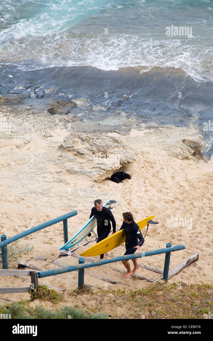 Surfers rientro a riva dopo la navigazione a Surfer's punto. Fiume Margaret, Australia occidentale, Australia Foto Stock