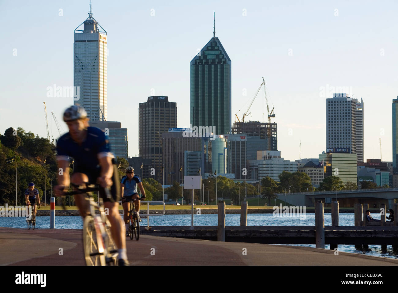 La mattina presto i ciclisti sul lungofiume di Perth. Perth, Western Australia, Australia Foto Stock