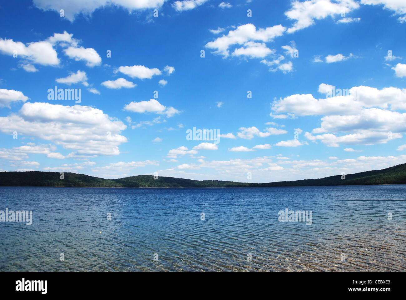 Sfondo, spiaggia, blu, marrone, nuvole, nuvoloso, giorno, foresta, verde lago, paesaggio, specchio, montagne, puffy, riflettere,fiume, Foto Stock