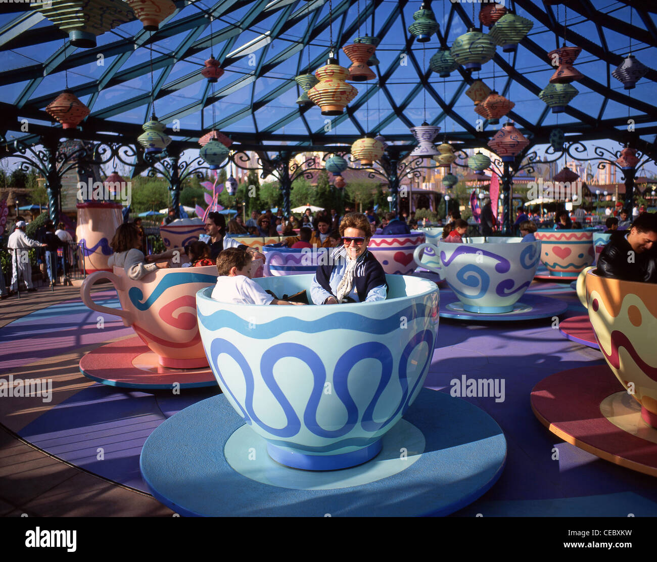 MAD Hatter's Tea Cups giro a Disneyland Park, Disneyland Paris, Marne-la-Vallée, Île-de-France, Francia Foto Stock