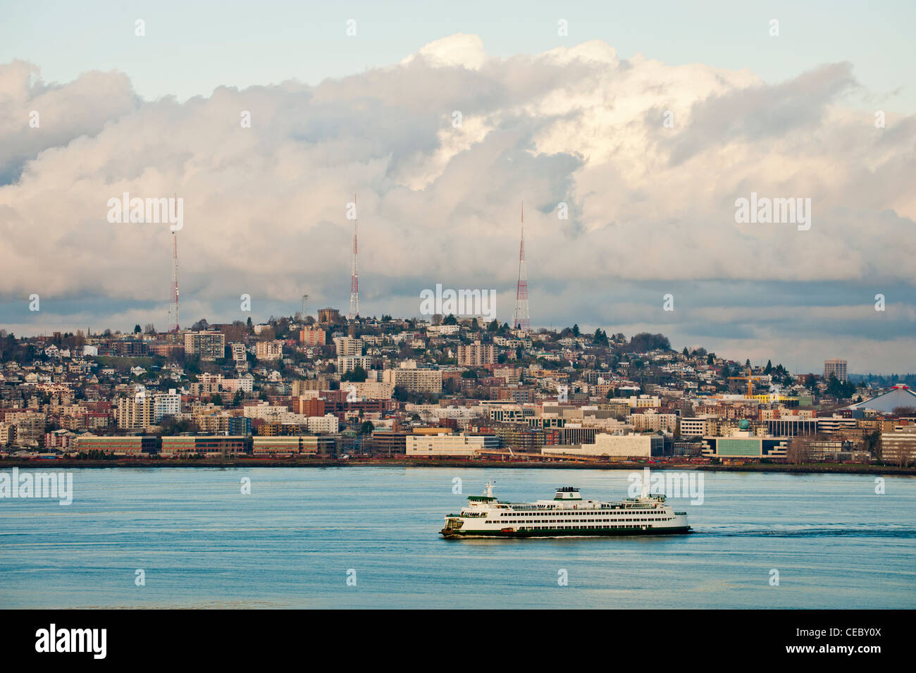 A Seattle a Bainbridge Island nave traghetto attraversa nella Baia di Elliott e il Seattle Waterfront con Queen Anne e Magnolia in Foto Stock