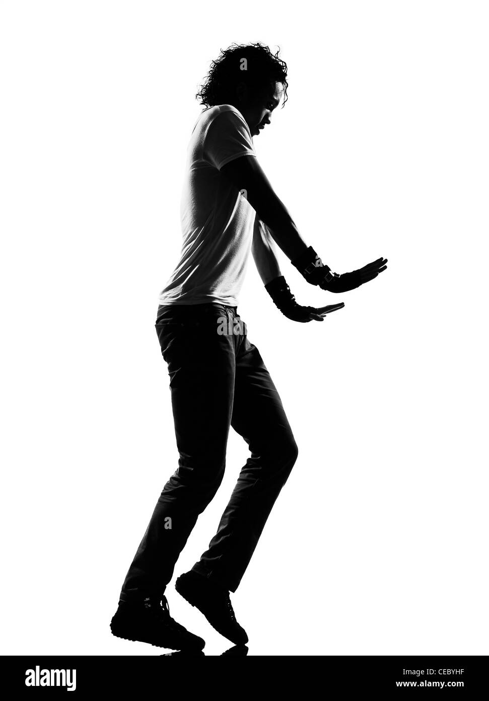 Lunghezza completa silhouette di un giovane ballerino di danza moonwalk funky hip hop r&b su studio isolato sfondo bianco Foto Stock
