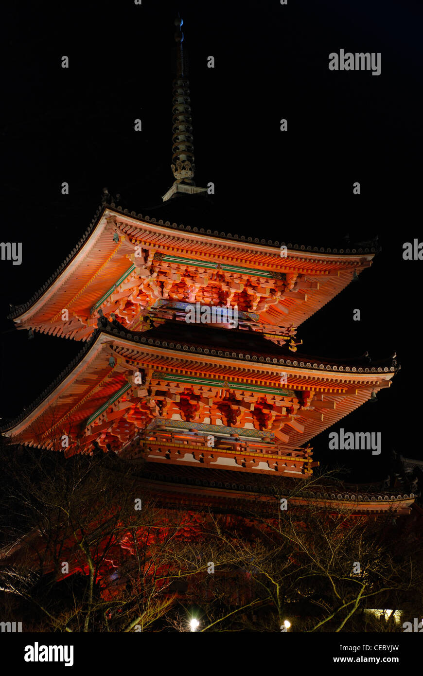 Kyoto Kyomizu-dera tempio di notte durante la luce fino festival. Un giapponese tempio in legno realizzato senza viti né chiodi Foto Stock