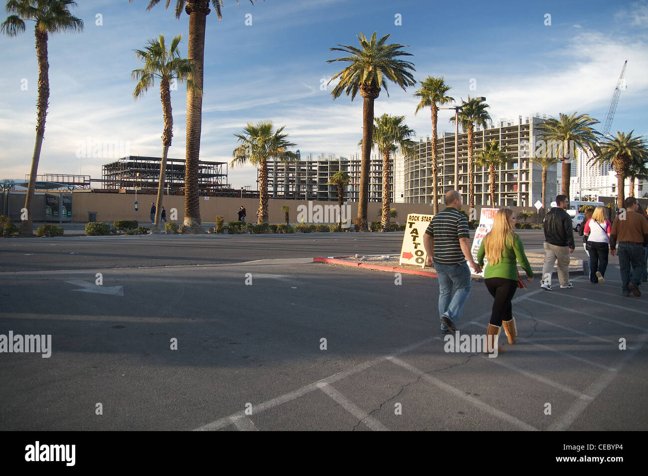 Persone attraversano una strada sulla porzione settentrionale del Las Vegas strip in inverno 2010, in stallo la costruzione in background Foto Stock