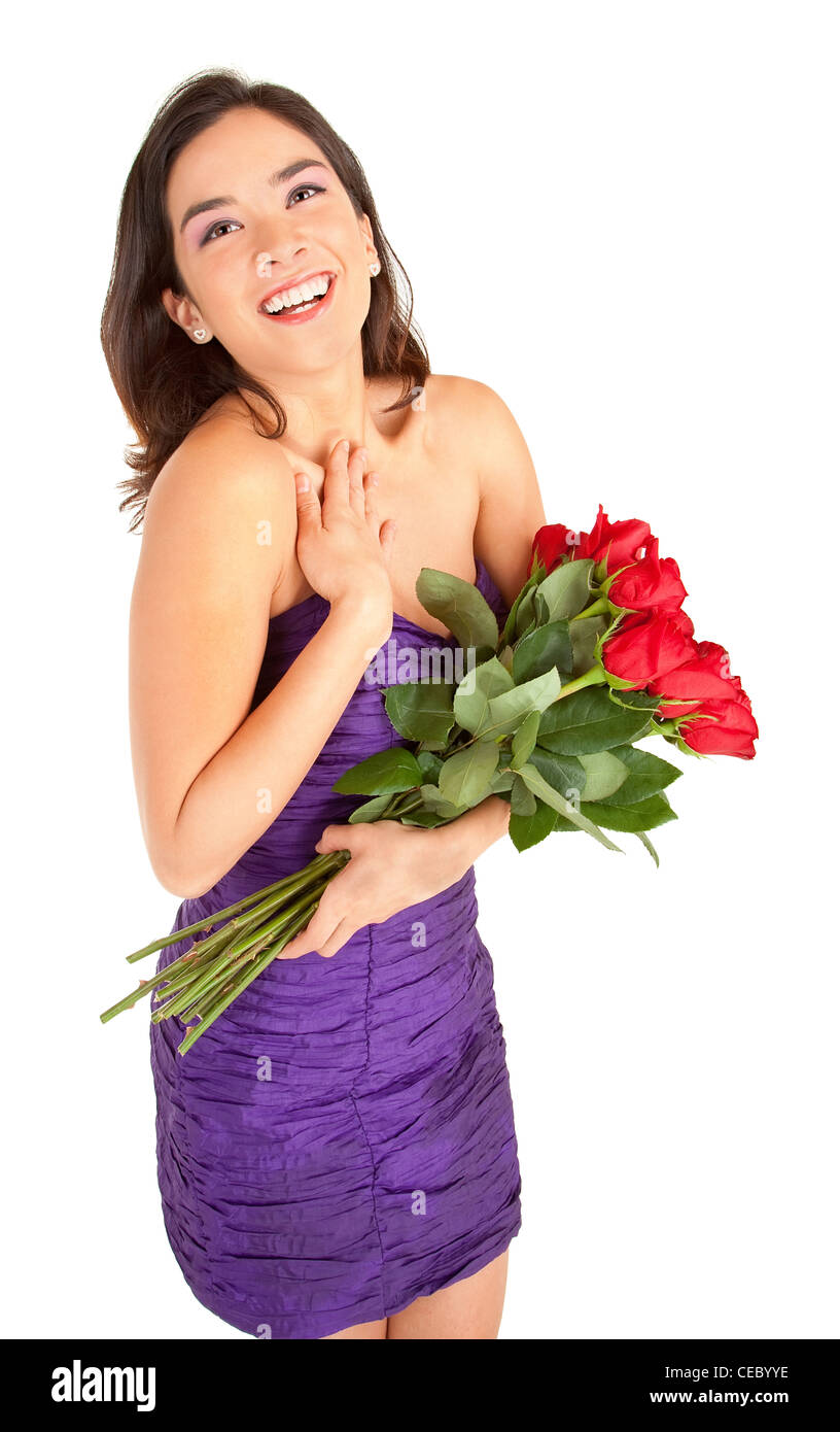 La donna in un abito da sera è felicemente holding rose ha appena ricevuto Foto Stock