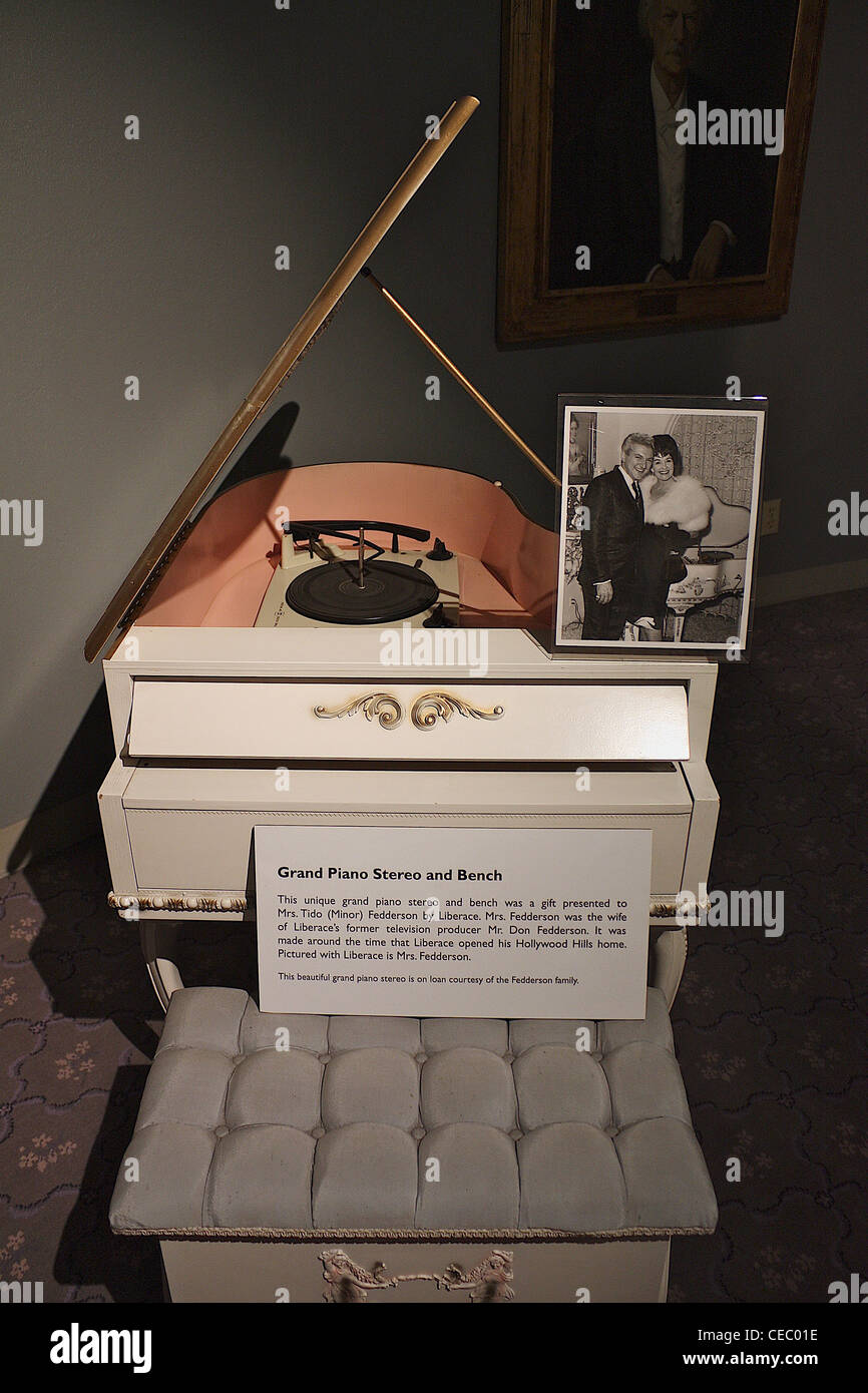 Un pianoforte stereo che Liberace una volta ha dato ad un amico, mostrato nella fotografia sullo stereo, presso il museo Liberace in Las Vegas Foto Stock