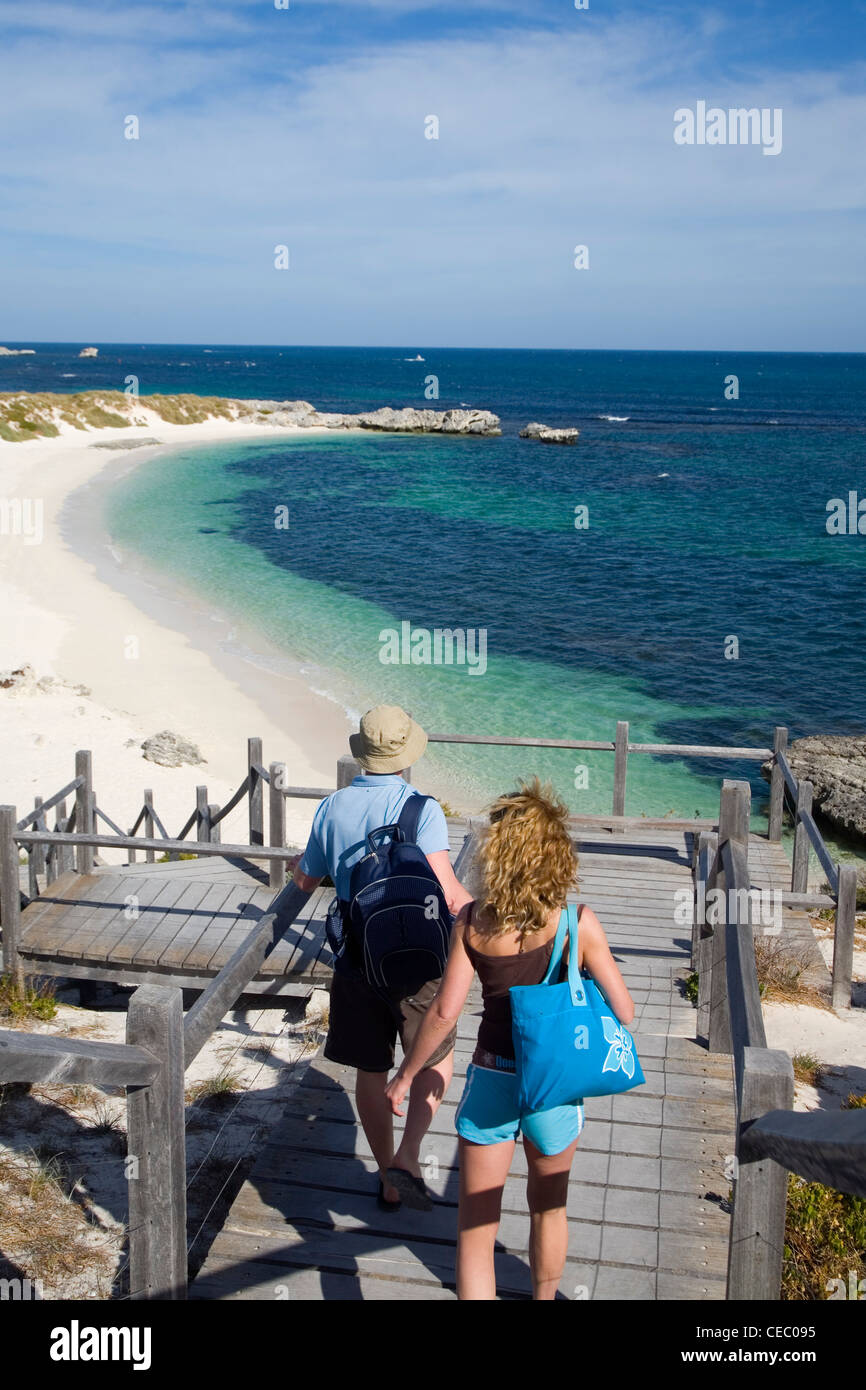 Paio di raggiungere a piedi la spiaggia. Pinky Beach, l'Isola di Rottnest, Australia occidentale, Australia Foto Stock