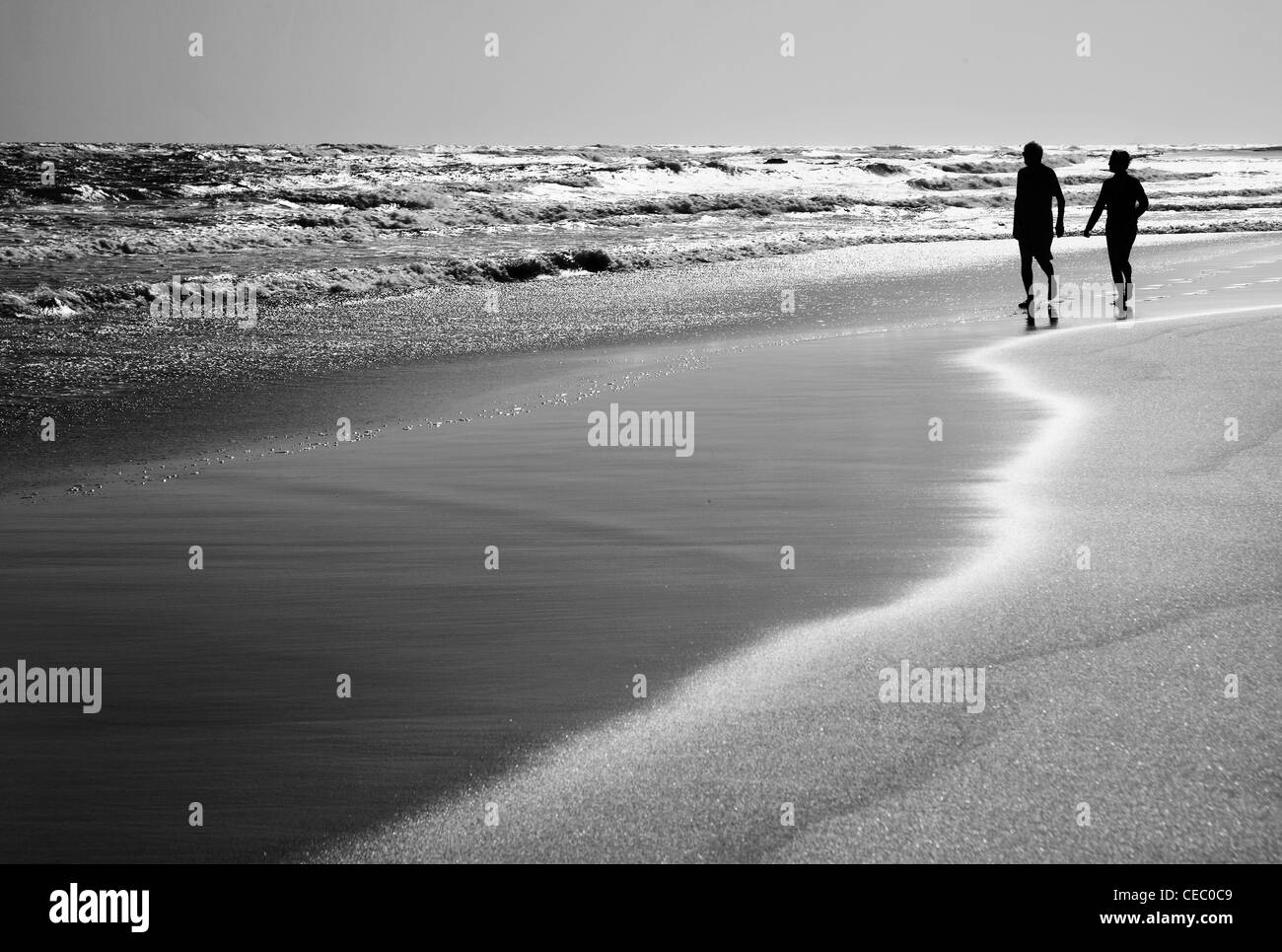Due anziani in amore a piedi la riva di Fuerteventura - Spagna Foto Stock