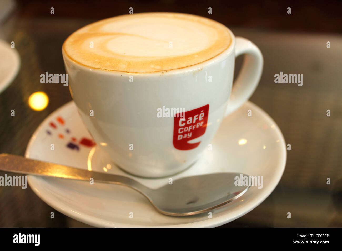Tazza di caffelatte, presso il cafe coffee day a Bangalore in India Foto Stock