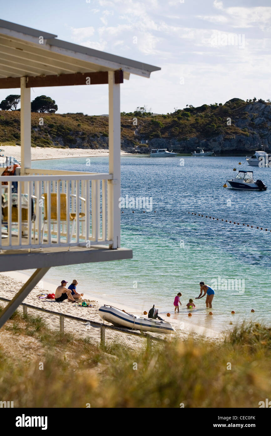 Famiglia godendo il tempo in spiaggia a Geordie Bay - un popolare luogo di vacanza sull'Isola di Rottnest, Australia occidentale, Australia Foto Stock