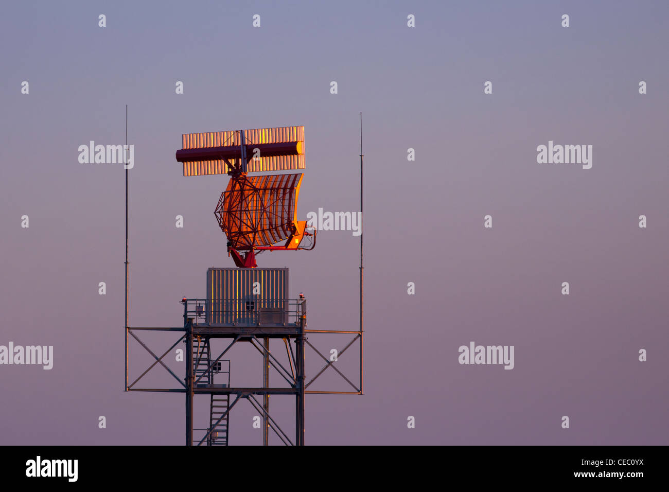 Il controllo del traffico aereo radar sistema rotante a Oxford Aeroporto al crepuscolo Oxfordshire Inghilterra Foto Stock