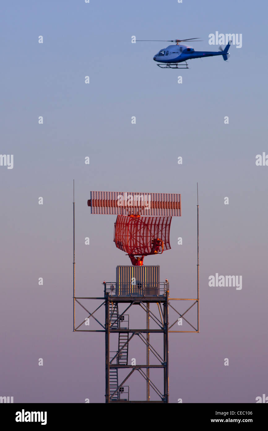 Il controllo del traffico aereo radar sistema rotante a Oxford Aeroporto al crepuscolo Oxfordshire Inghilterra Foto Stock