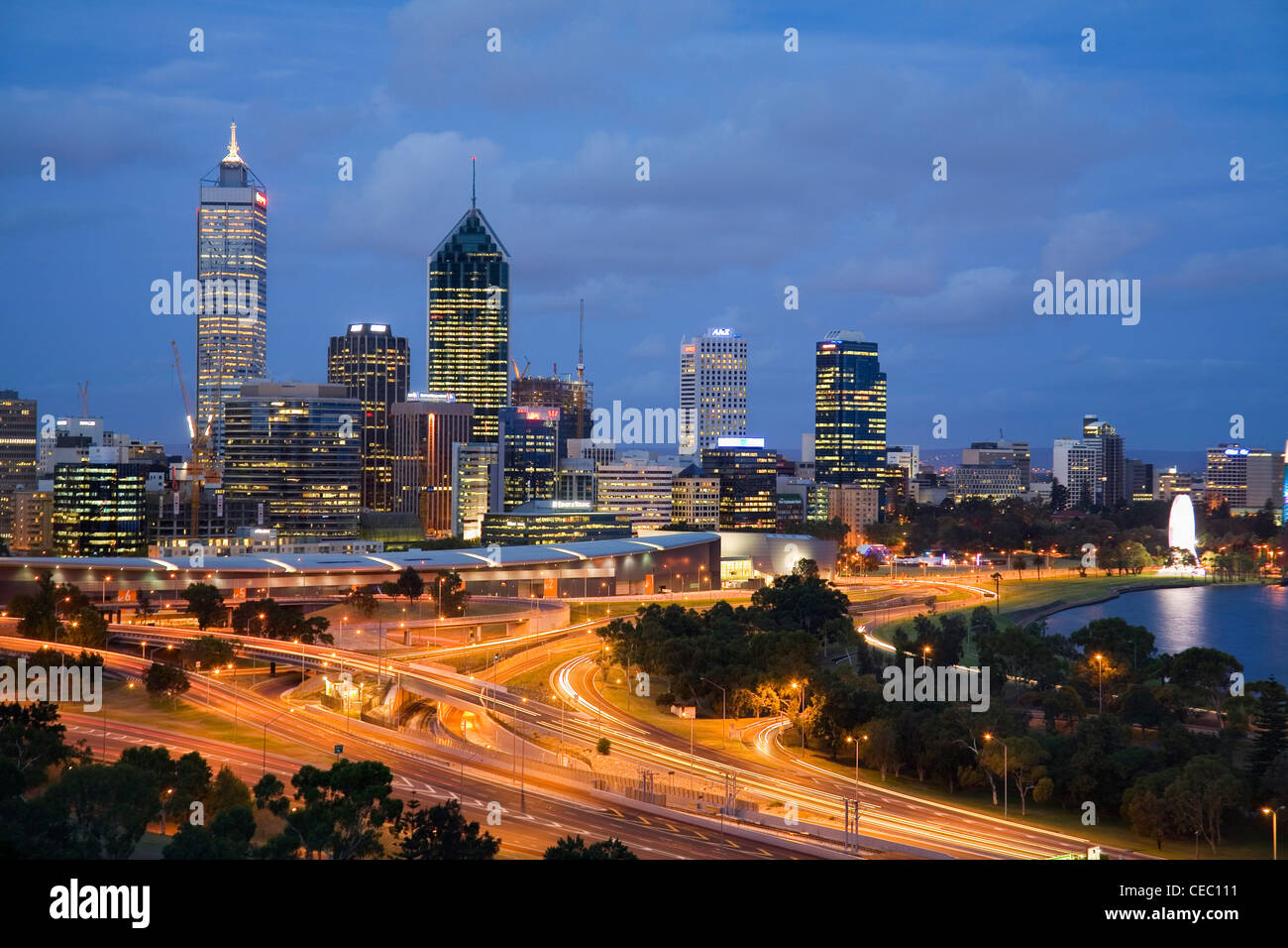 Crepuscolo vista dello skyline di Perth da Kings Park. Perth, Western Australia, Australia Foto Stock