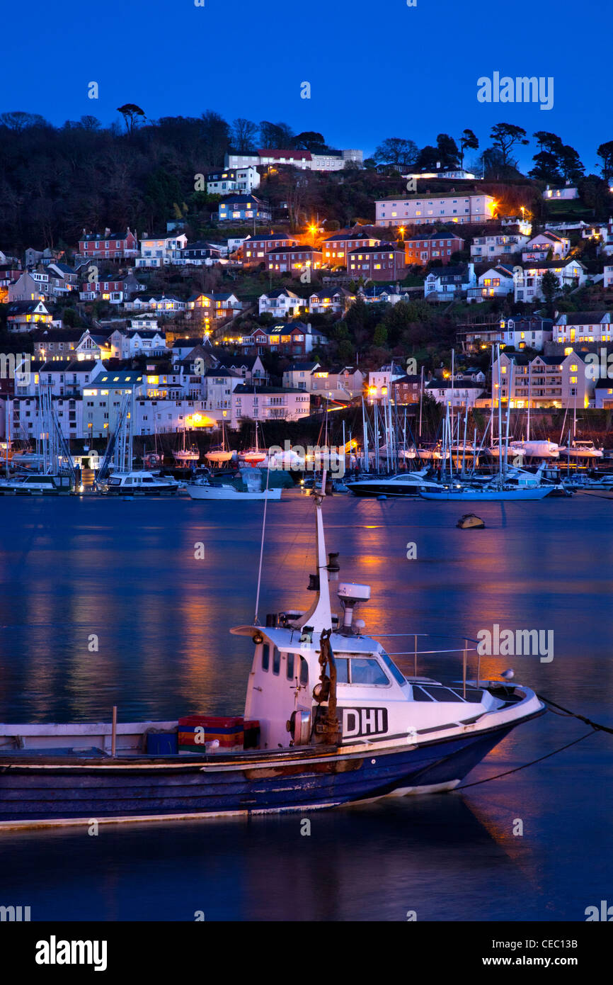 Piccola barca da pesca nel fiume Dart estuario con Kingswear in background di notte, Devon, Inghilterra Foto Stock