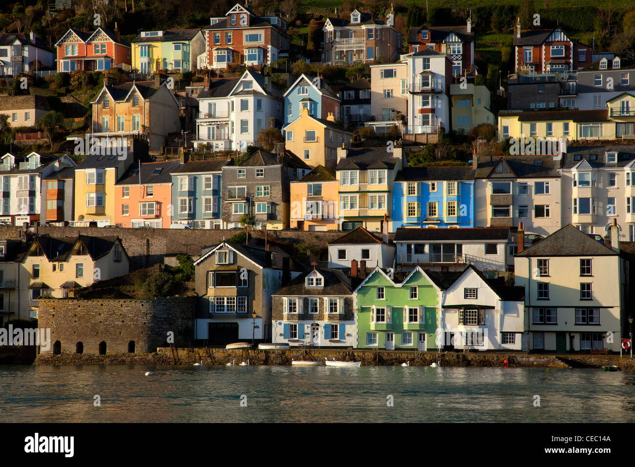 Baynards Cove e città case colorate di Dartmouth città dal fiume Dart estuario, Sud prosciutti, Devon, Inghilterra Foto Stock