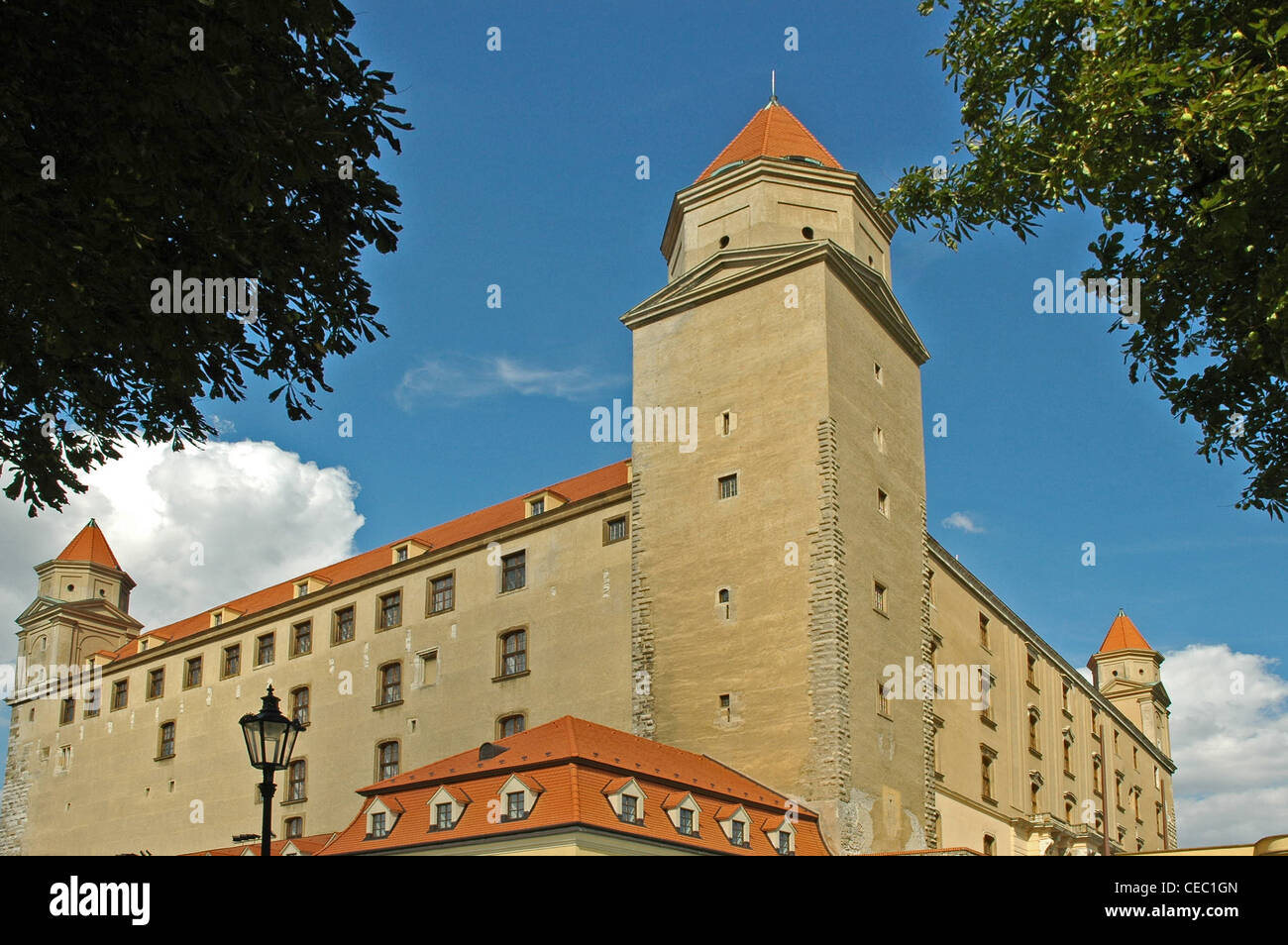 L'Europa, Slovacchia, Bratislava, Castello con l incoronazione della torre (anteriore destro) Foto Stock
