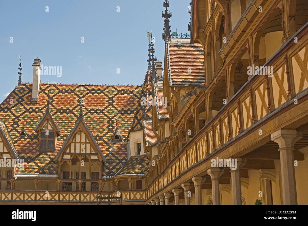 Europa, Francia, Beaune, Hospice de Dieu (Hotel di Dio - 1443), ospedale per i poveri, decorata terrazza sul tetto Foto Stock
