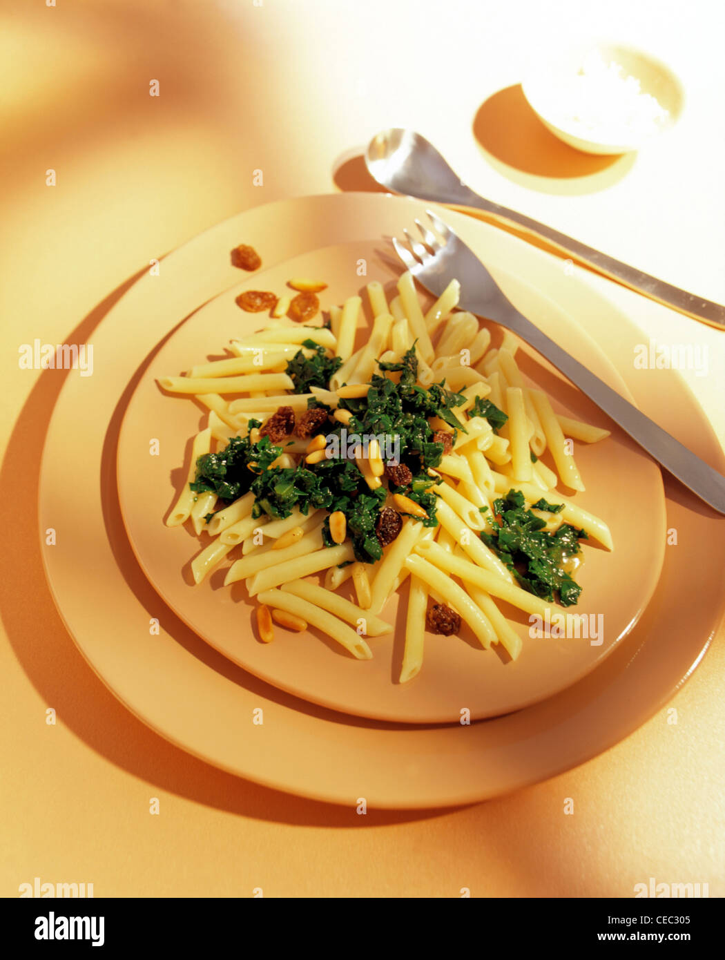 Pennette con spinaci (Penne con spinaci alla genovese) Foto Stock