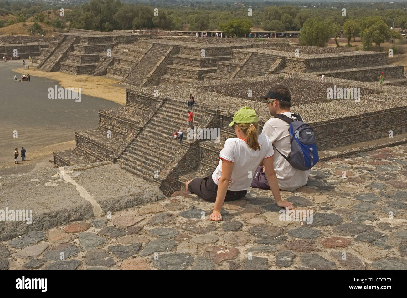 Messico Città del Messico Teotihuacan (1C AD) i turisti sulla piramide della luna la visualizzazione di Plaza della luna Foto Stock