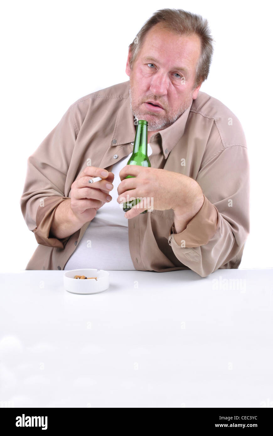 Inorridita l uomo nella sua 50s seduti ad un tavolo con una birra Foto Stock