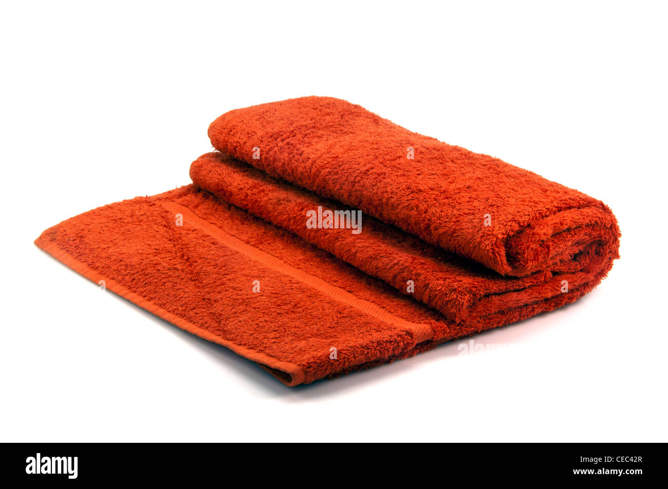Rosso di asciugamani di cotone isolati su sfondo bianco Foto Stock