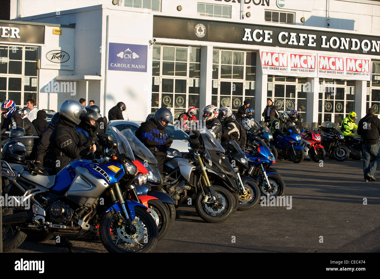 Motociclisti in Ace Cafe, Londra Foto Stock