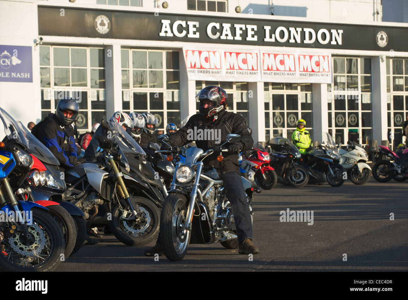 Motociclisti in Ace Cafe, Londra Foto Stock
