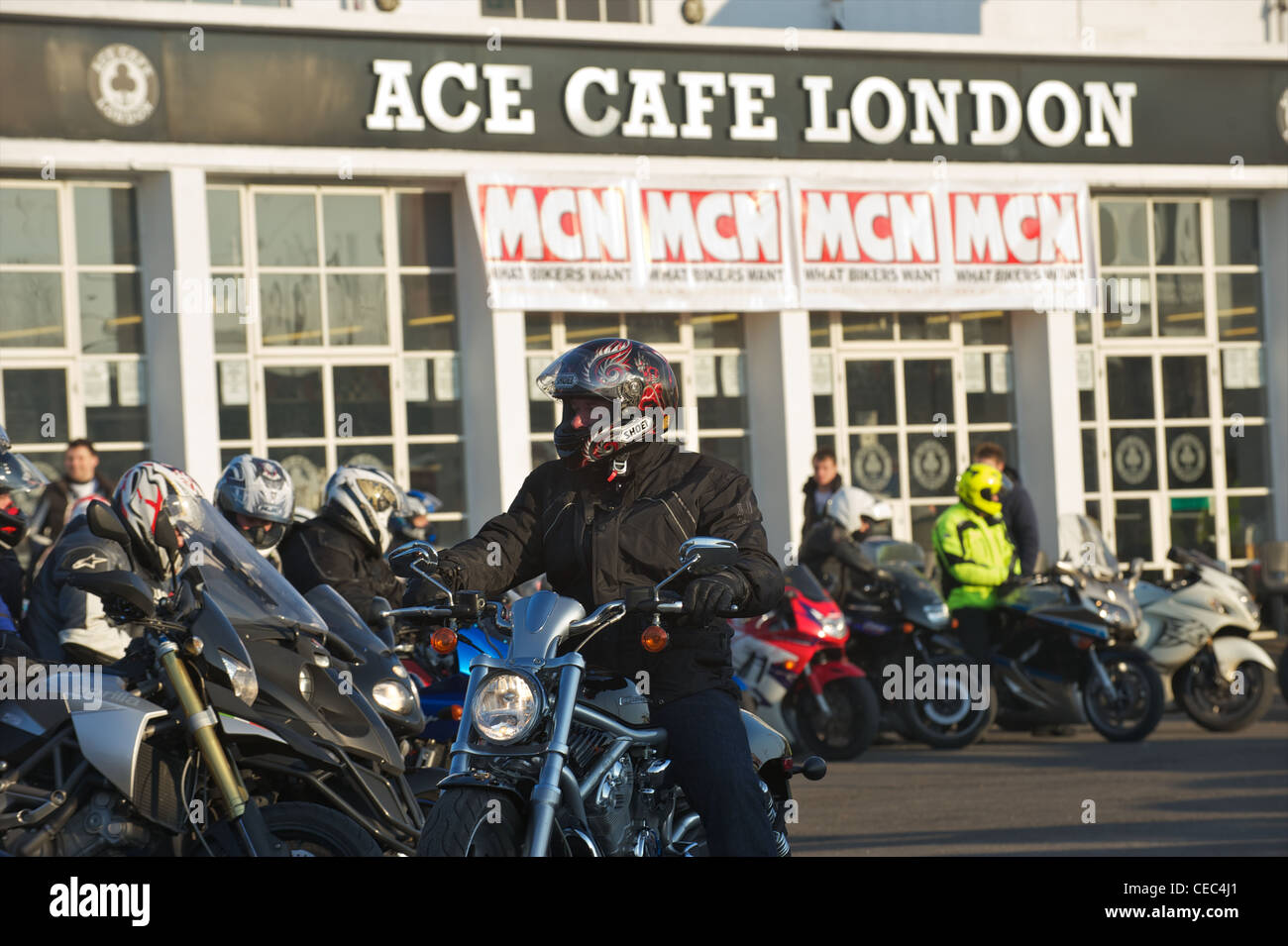 Motociclisti in Ace Cafe, Londra Foto Stock