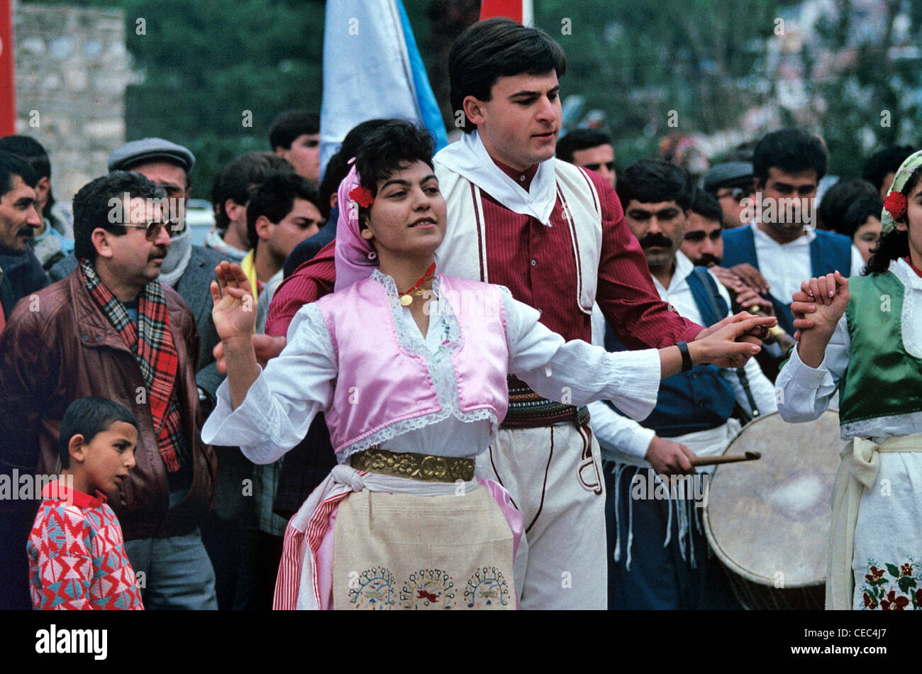 Coppia turca Danza tradizionale di un folk turco o di ballerini folcloristici nella regione dell'Egeo, Izmir, Turchia Foto Stock