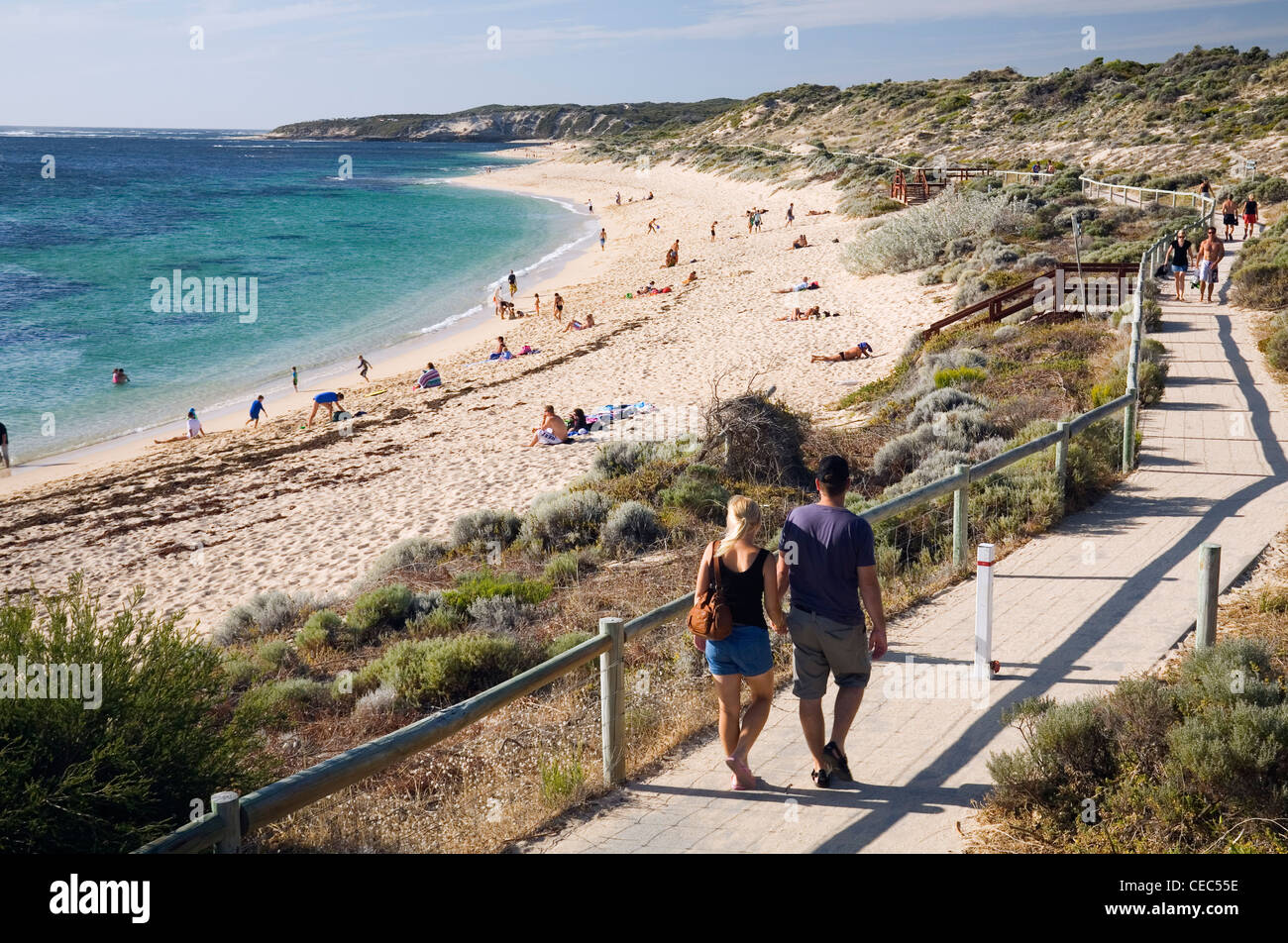 Giovane camminando lungo il percorso a Prevelly Park Beach. Fiume Margaret, Australia occidentale, Australia Foto Stock