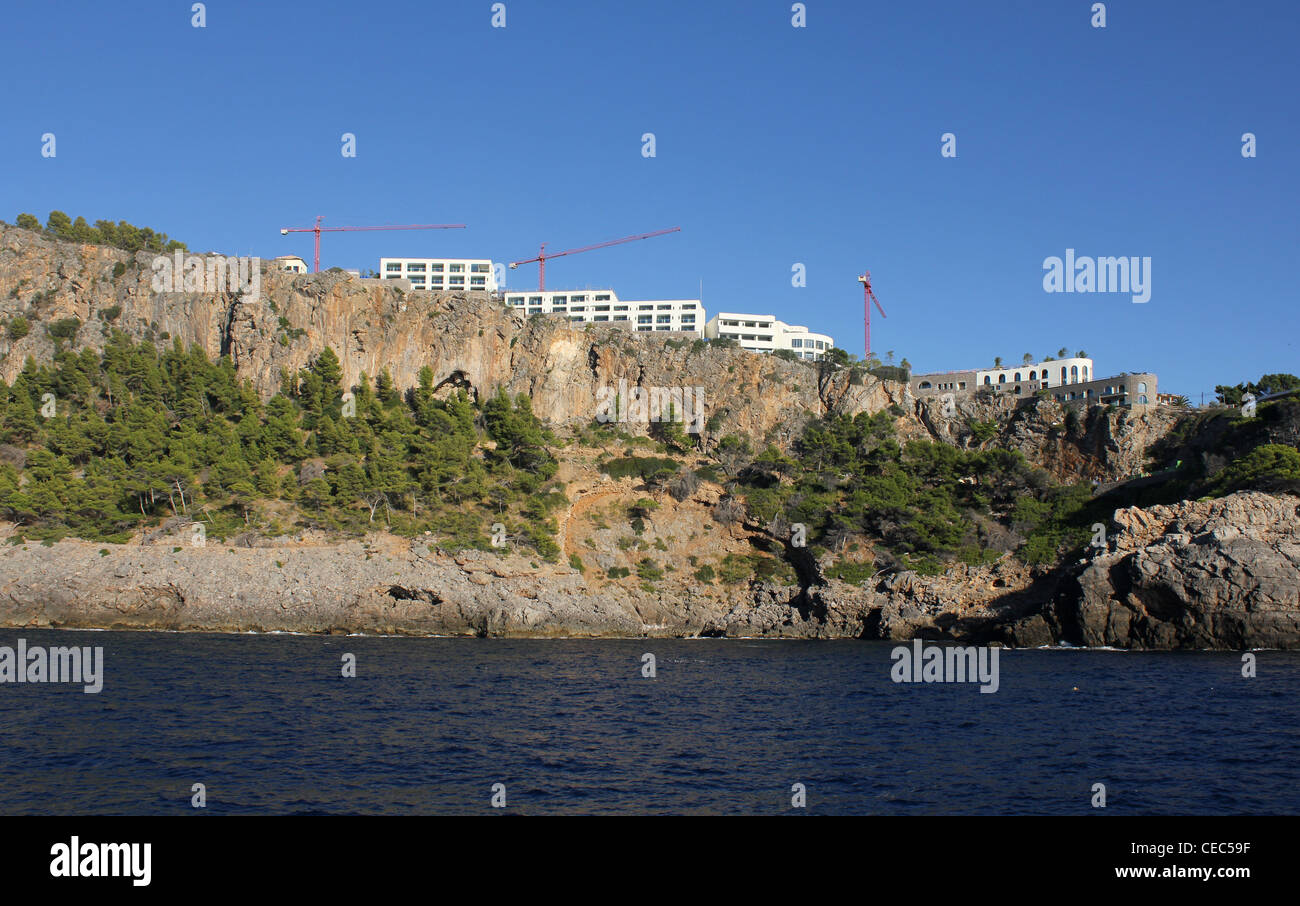 Panorama costiere - Di lusso sviluppi turistici al di sopra del Porto di Soller / Puerto Soller, costa Nord di Mallorca / Maiorca Foto Stock