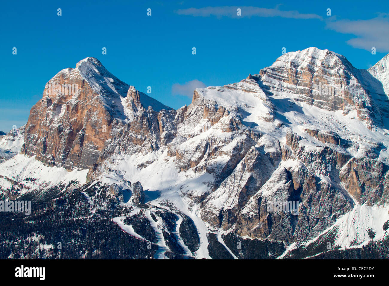 Tofana regione di sci a Cortina d'Ampezzo visto da Faloria. Dolomiti, Italia Foto Stock