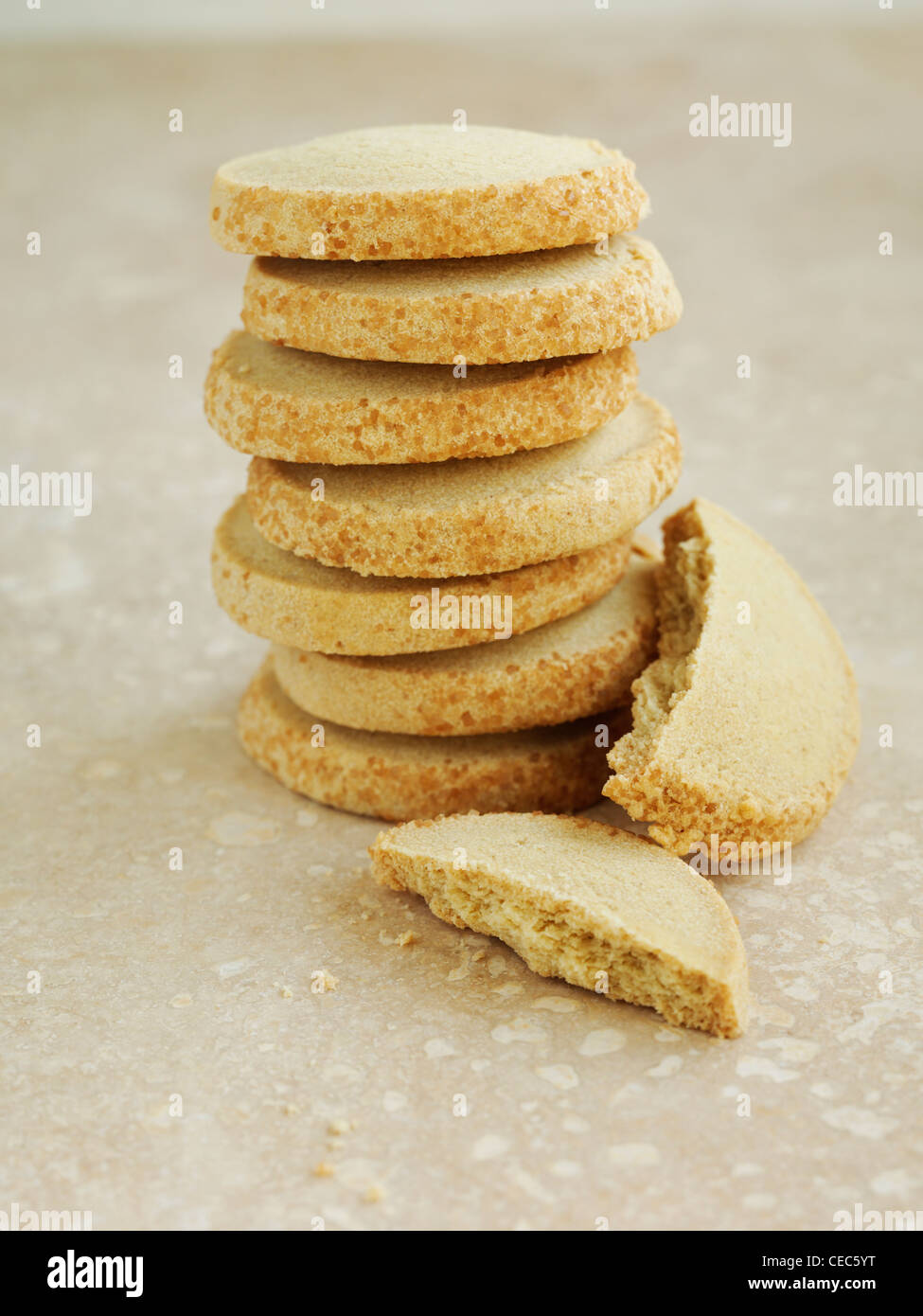 Zucchero demerera biscotti frollini impilati Foto Stock