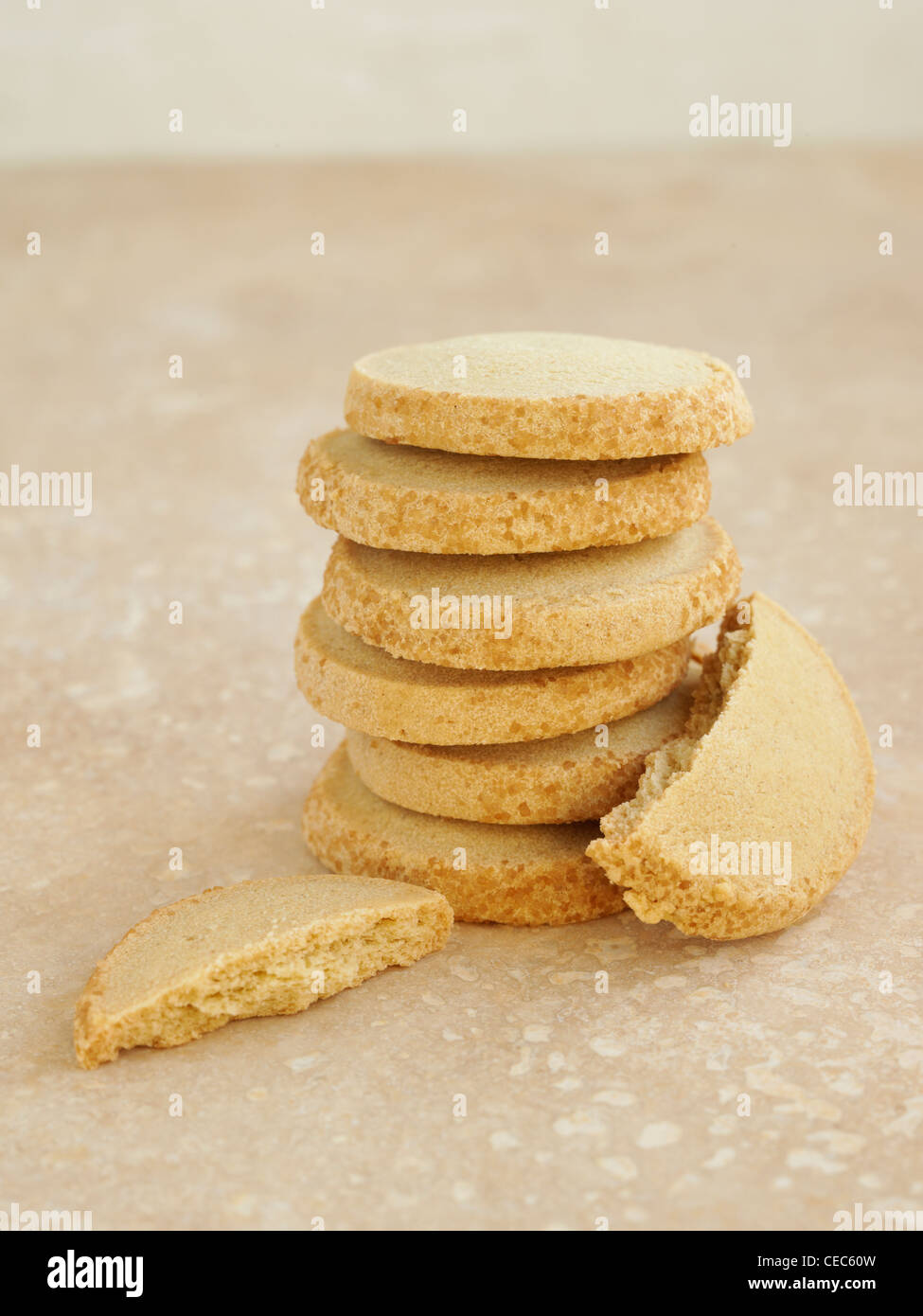 Zucchero demerera biscotti frollini impilati Foto Stock