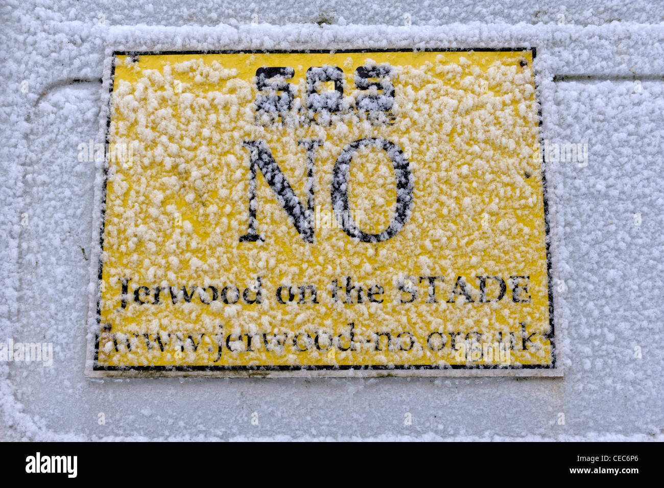Dire di no a segno Jerwood coperto di neve. Hastings. East Sussex. In Inghilterra. Regno Unito Foto Stock