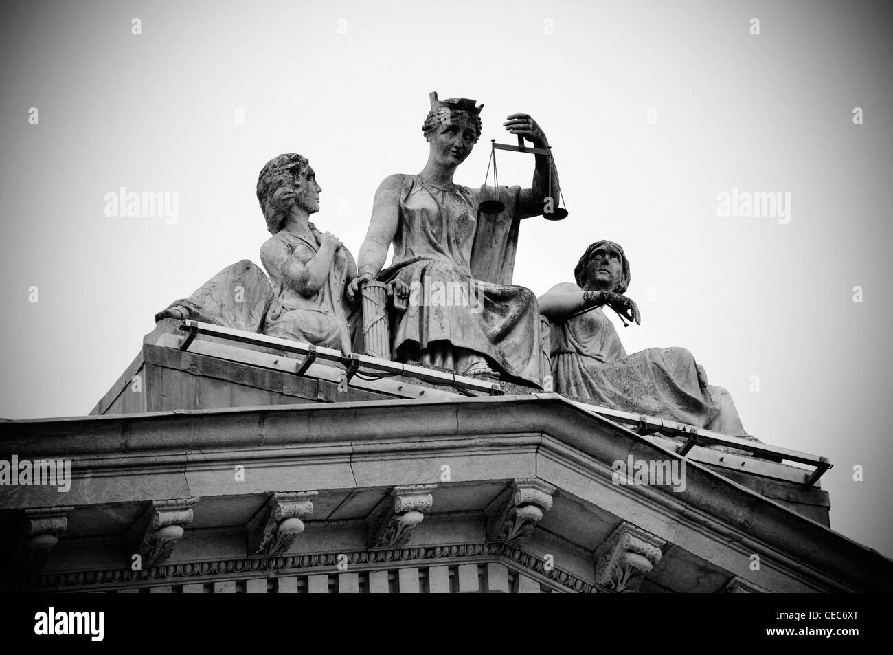 Statua sulla sommità del tetto Courthouse in Washington Street, sughero, Contea di Cork, Irlanda. Foto Stock