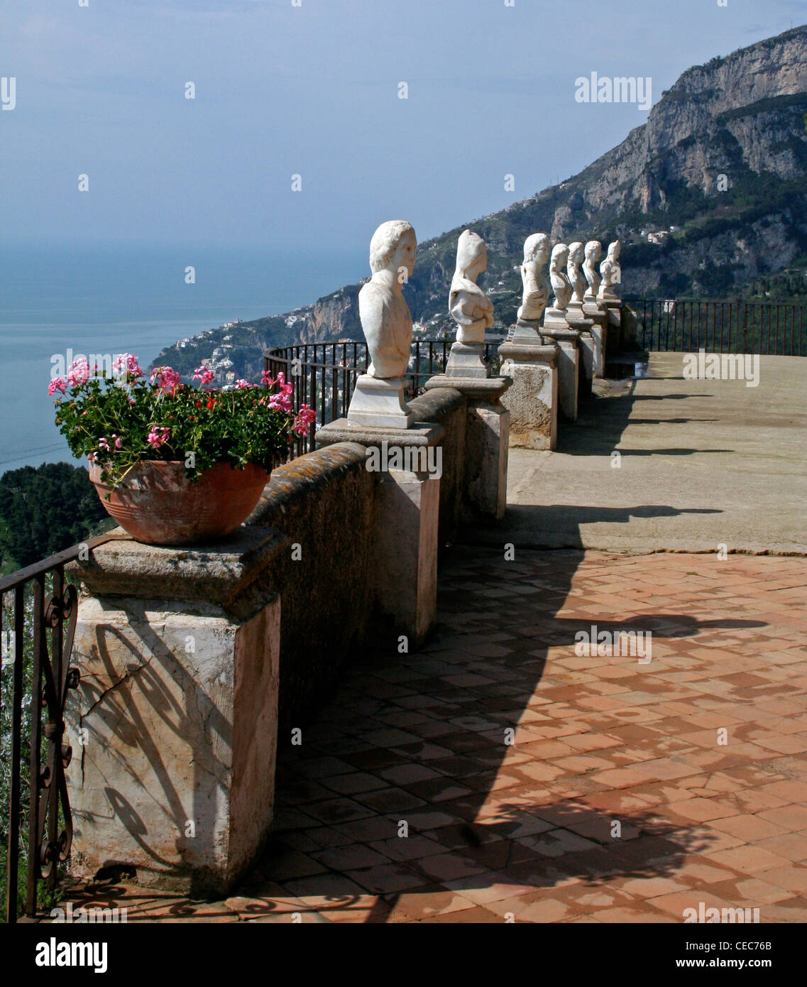 Una vista guardando ad est della Villa Cimbrone il giardino di infinito sulla Costiera Amalfitana, Italia Foto Stock