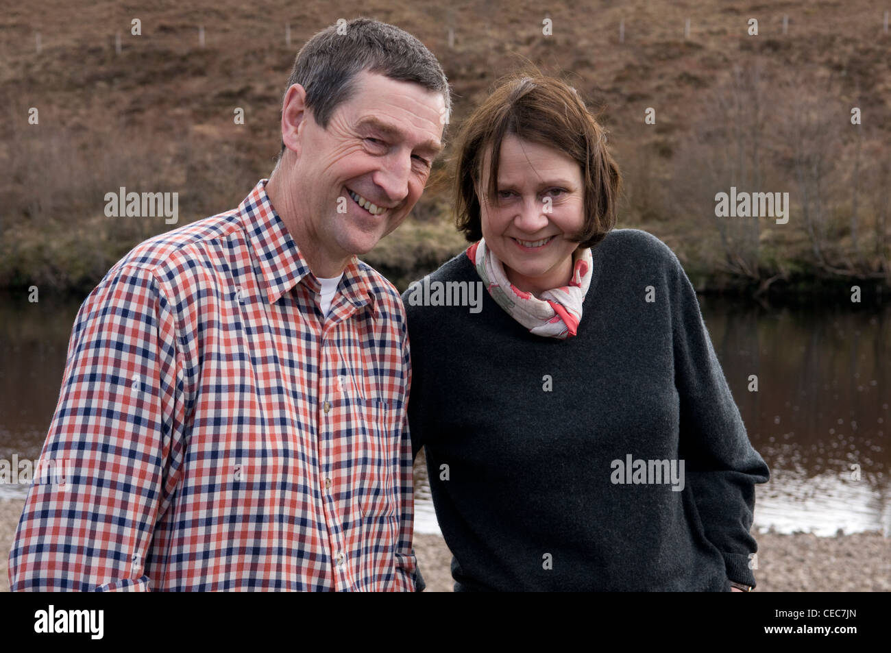 Matura in piedi sulla riva del fiume Oykel, Sutherland, Scotland, Regno Unito Foto Stock