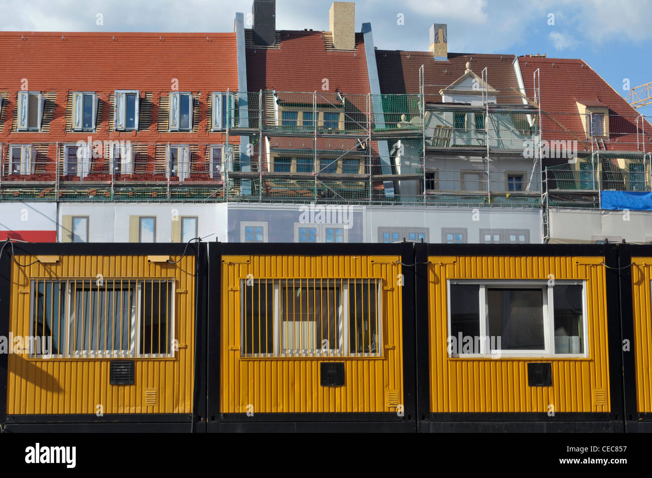 Sito in costruzione con giallo temporanea caserma per lavoratori edili in Dresda , Germania Foto Stock